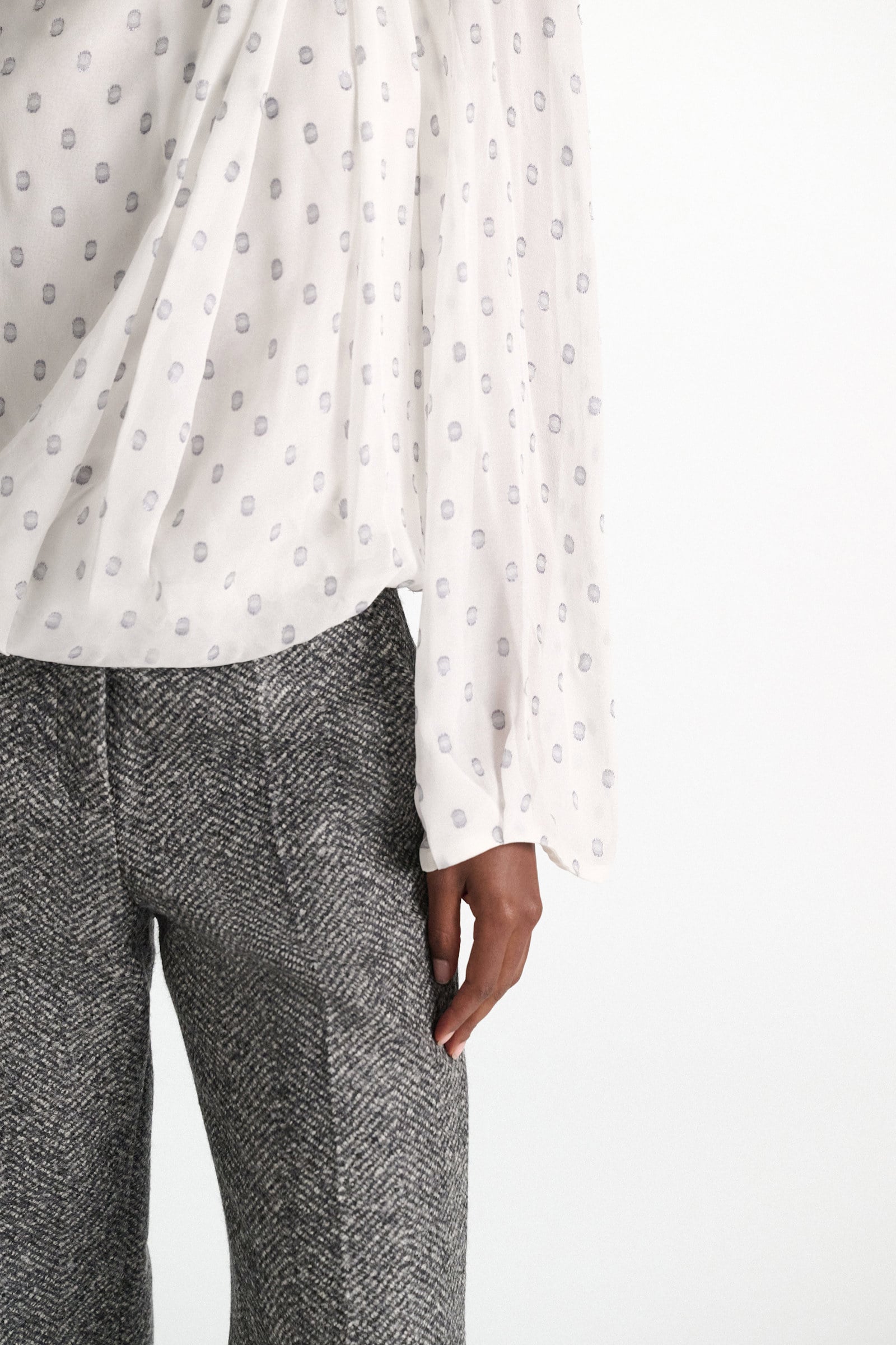 Dorothee Schumacher Drapierte Bluse aus Seiden-Crêpe-Chiffon camellia white Model Detail View