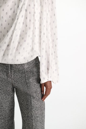 Dorothee Schumacher Drapierte Bluse aus Seiden-Crêpe-Chiffon camellia white Model Detail View