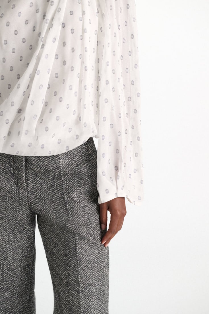Dorothee Schumacher Drapierte Bluse aus Seiden-Crêpe-Chiffon camellia white Model Detail View