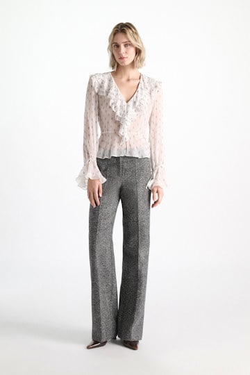 Dorothee Schumacher Volantbluse aus Seiden-Crêpe-Chiffon camellia white Model Detail View