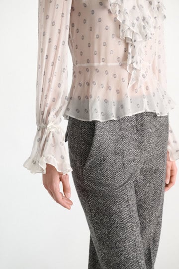 Dorothee Schumacher Volantbluse aus Seiden-Crêpe-Chiffon camellia white Model Detail View