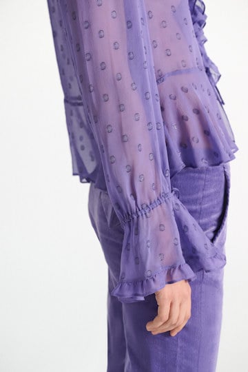 Dorothee Schumacher Volantbluse aus Seiden-Crêpe-Chiffon violet Model Detail View
