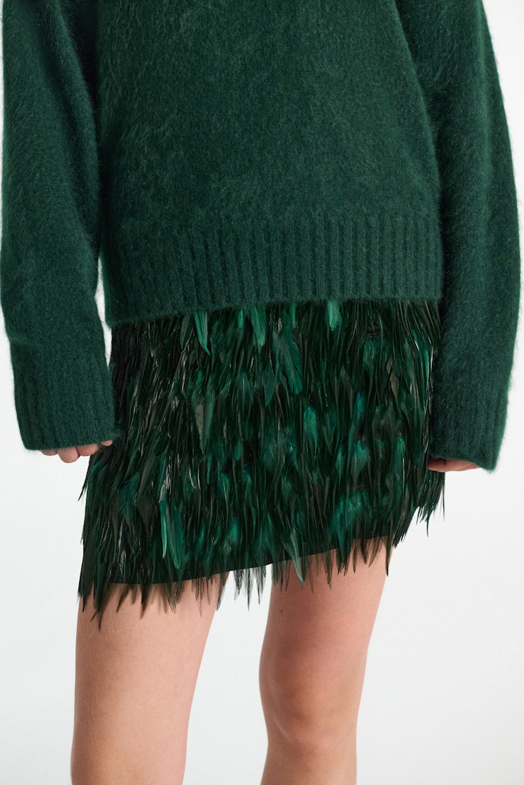 Dorothee Schumacher Glossy feather miniskirt emerald Model Detail View