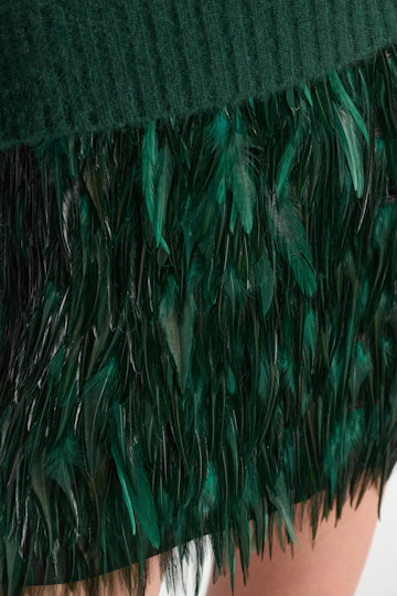 Dorothee Schumacher Glossy feather miniskirt emerald Model Detail View