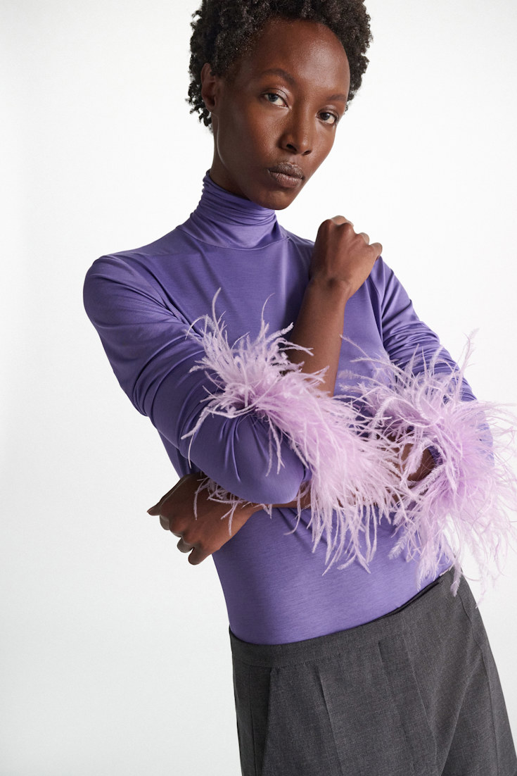 Dorothee Schumacher Ostrich feather cuffs lilac Model Detail View