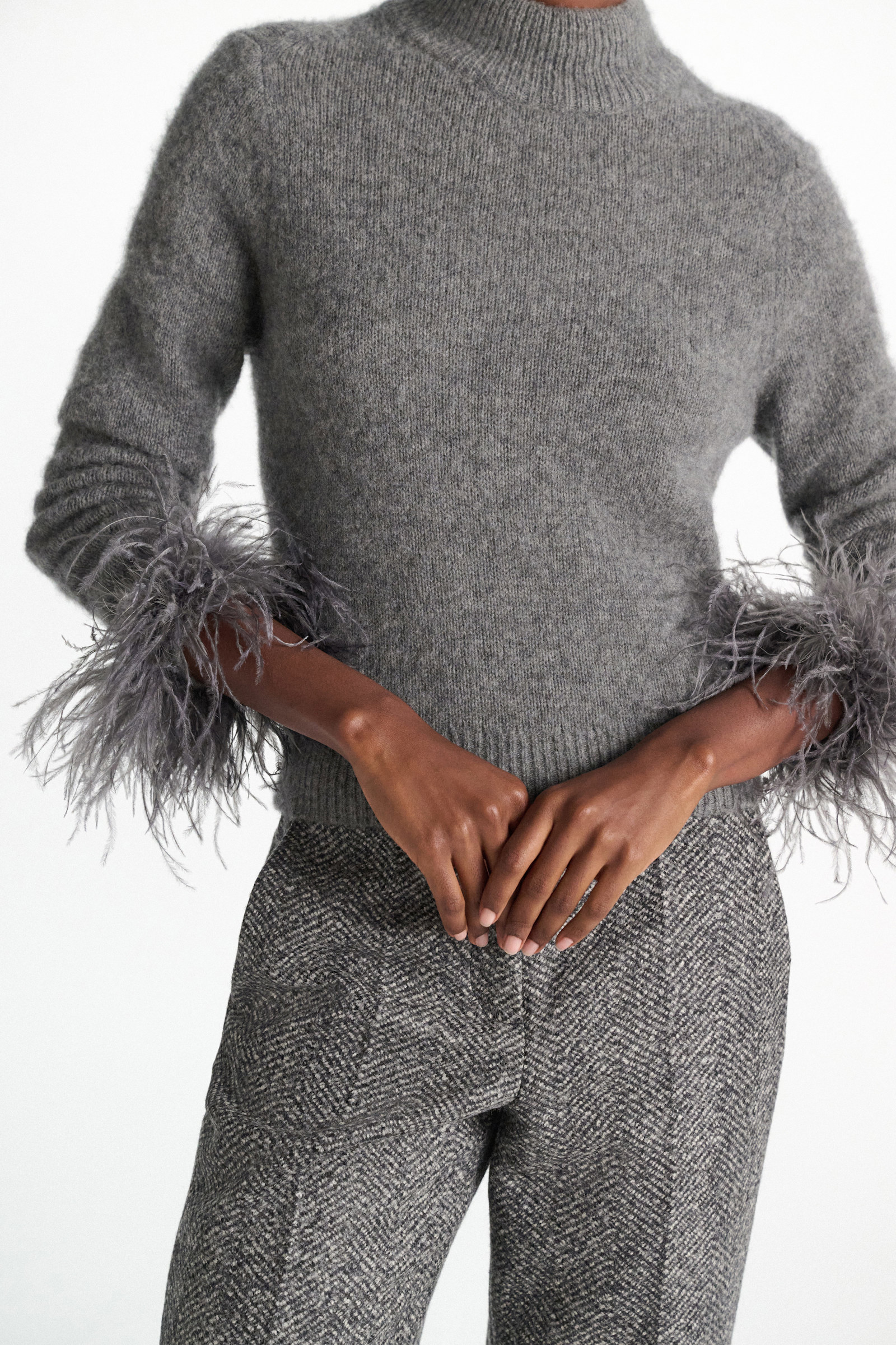 Dorothee Schumacher Ostrich feather cuffs grey Model Detail View
