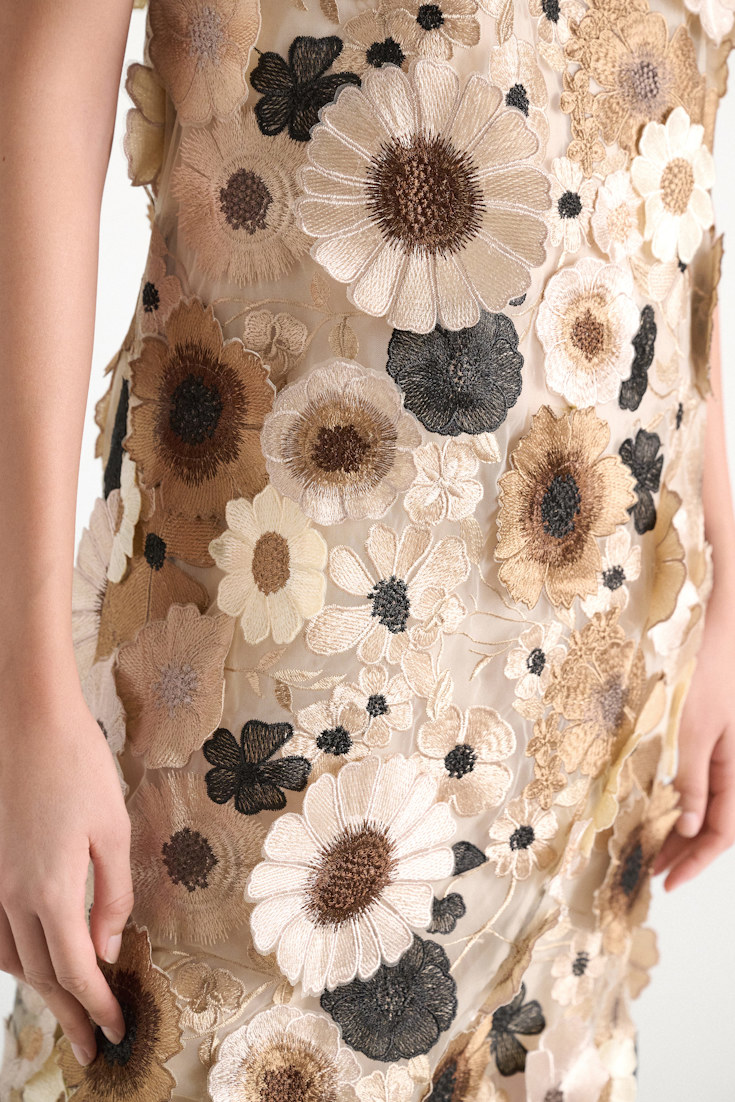 Dorothee Schumacher Kleid mit dreidimensionaler Blumenstickerei multi flower camel Model Detail View