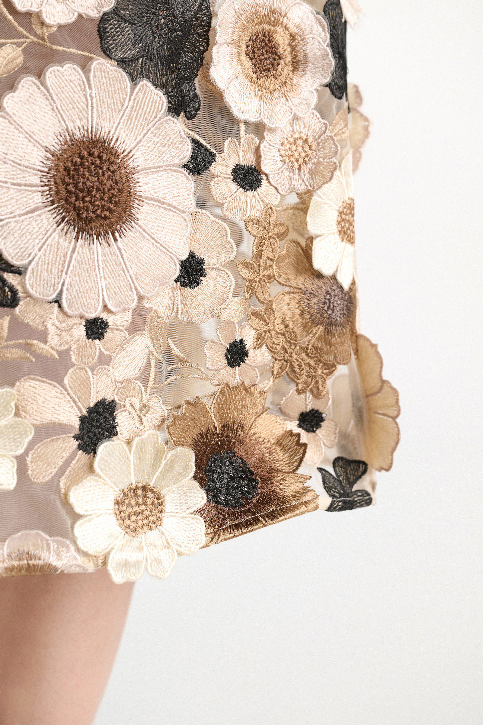 Dorothee Schumacher Midi-Rock mit dreidimensionaler Blumenstickerei multi flower camel Model Detail View