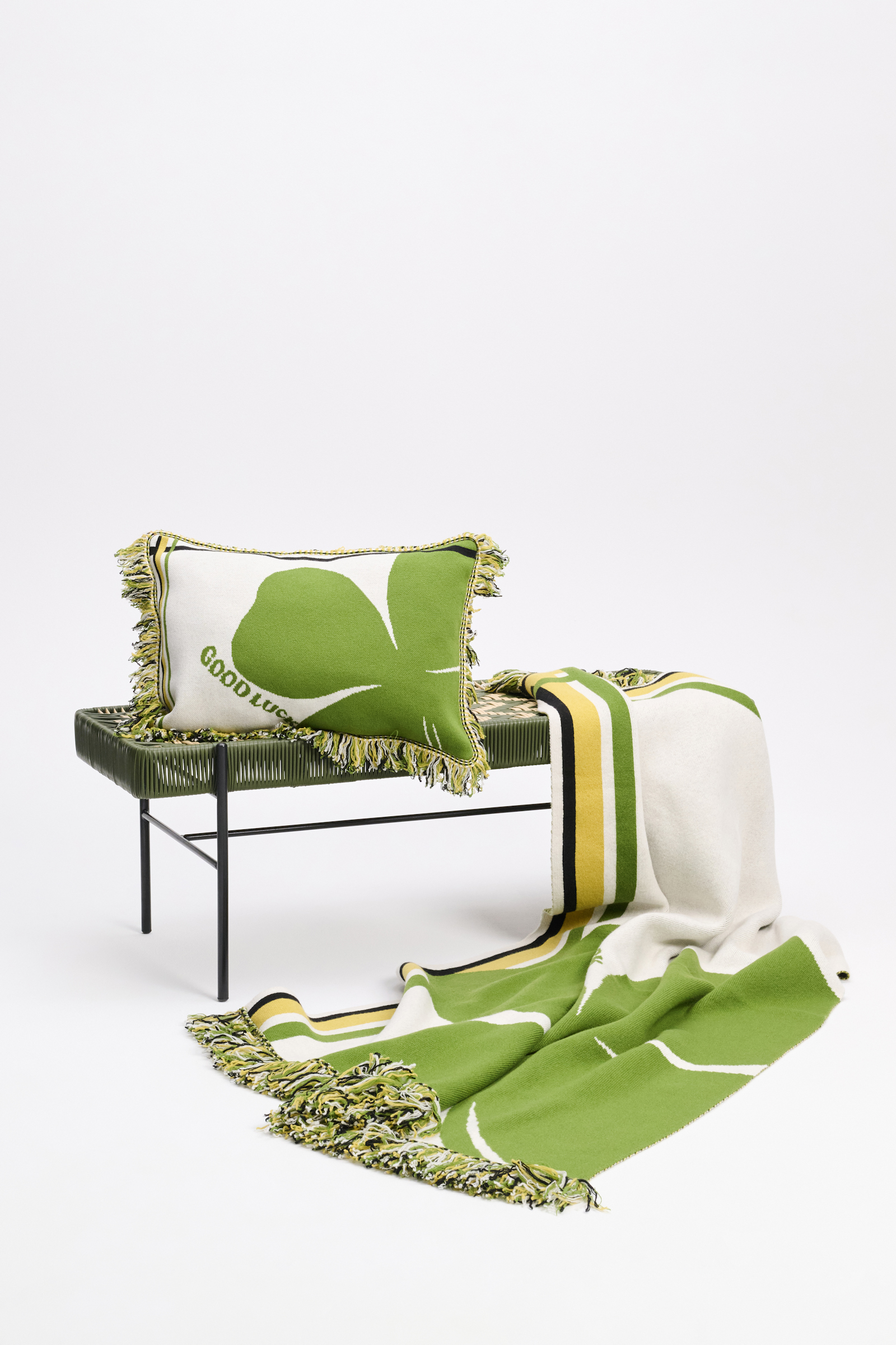 Dorothee Schumacher Wolldecke mit Kleeblatt und GOOD LUCK Motiv marrocan green/white