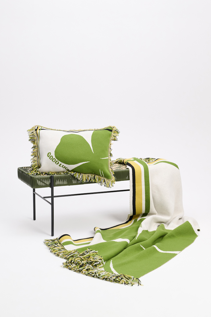 Dorothee Schumacher Wolldecke mit Kleeblatt und GOOD LUCK Motiv marrocan green/white