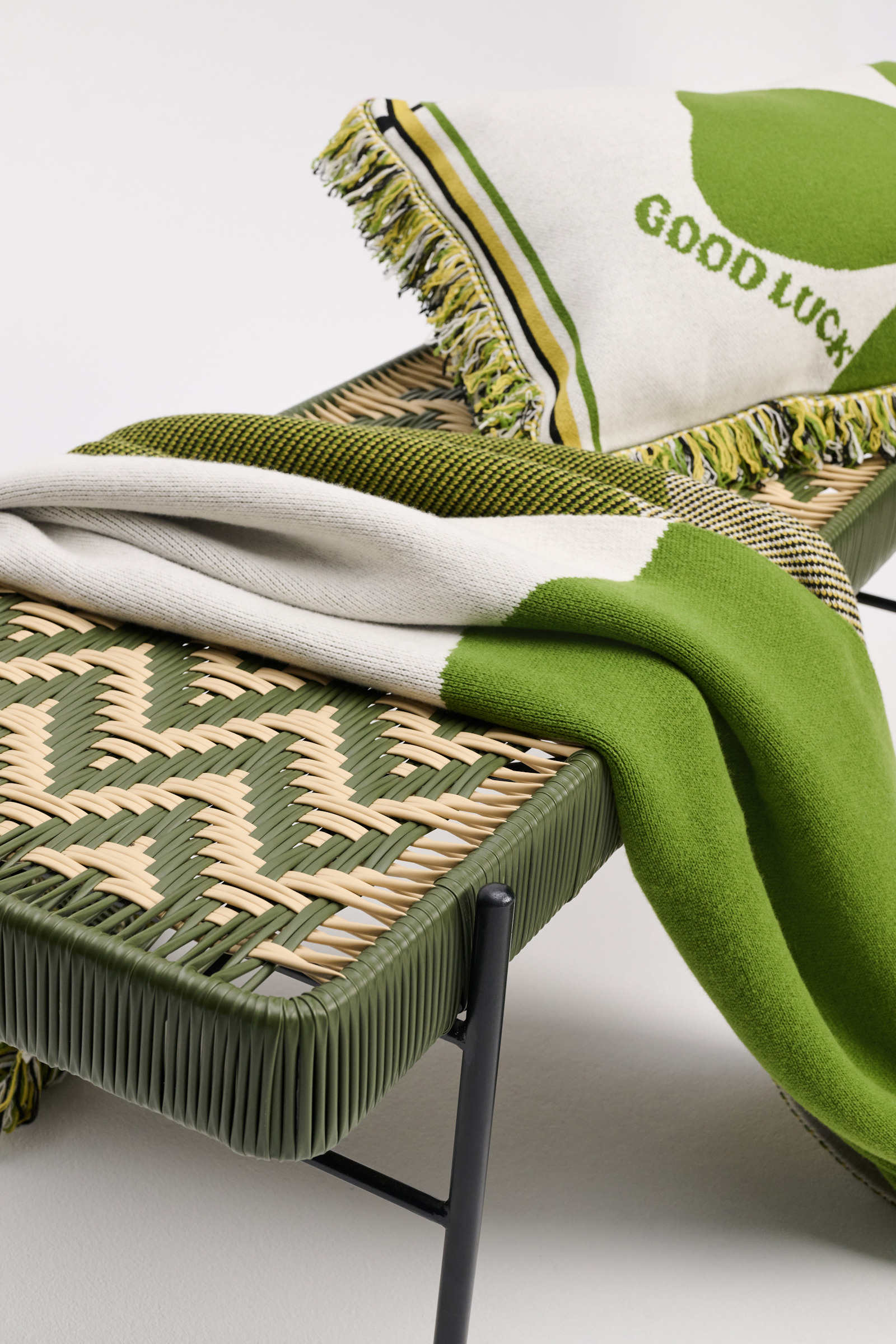Dorothee Schumacher Wolldecke mit Kleeblatt und GOOD LUCK Motiv marrocan green/white