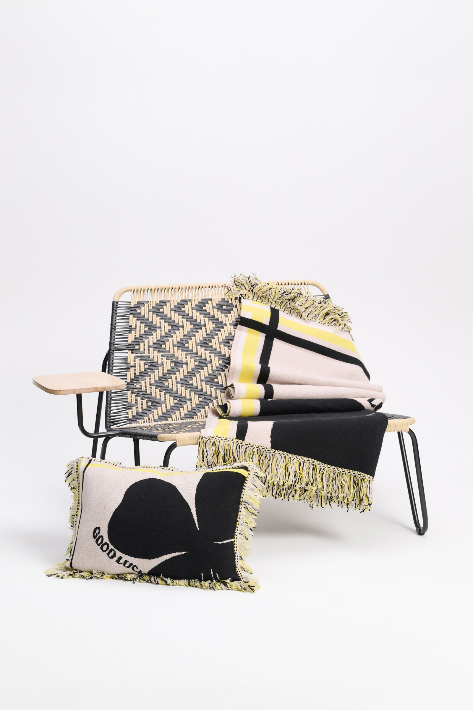 Dorothee Schumacher Wolldecke mit Kleeblatt und GOOD LUCK Motiv beige/black/yellow