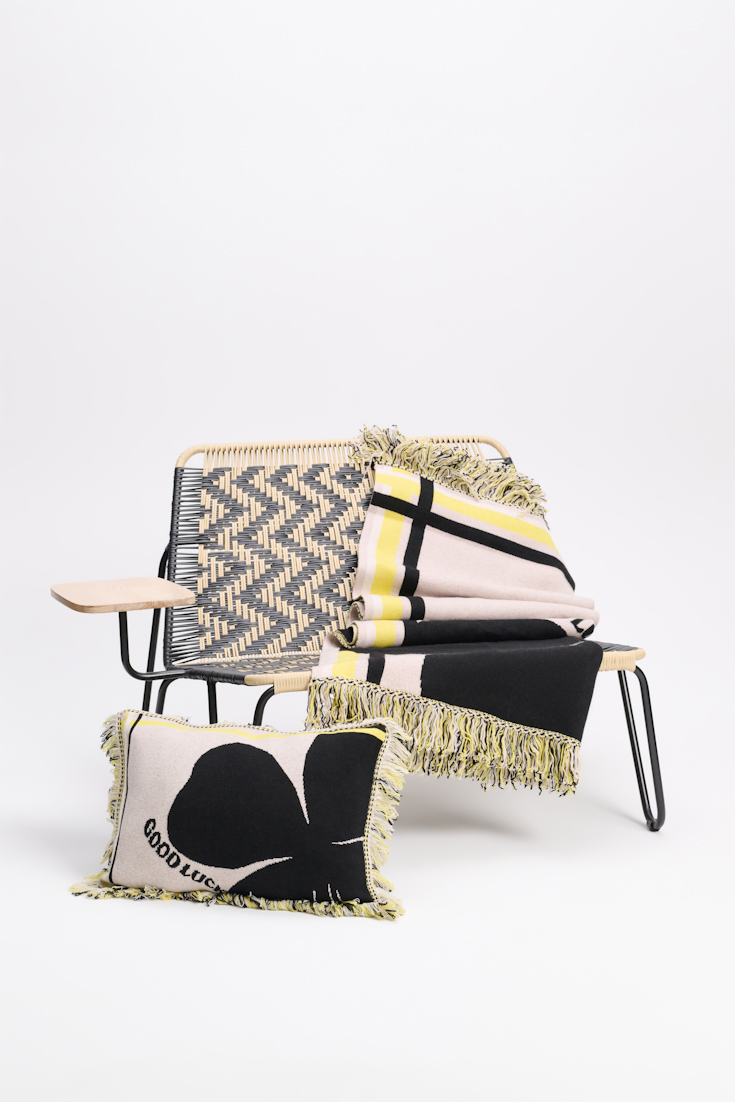 Dorothee Schumacher Wolldecke mit Kleeblatt und GOOD LUCK Motiv beige/black/yellow