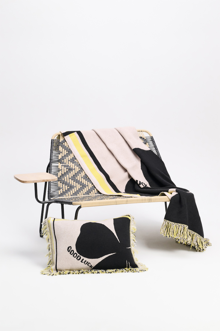 Dorothee Schumacher Wolldecke mit Kleeblatt und GOOD LUCK Motiv beige/black/yellow