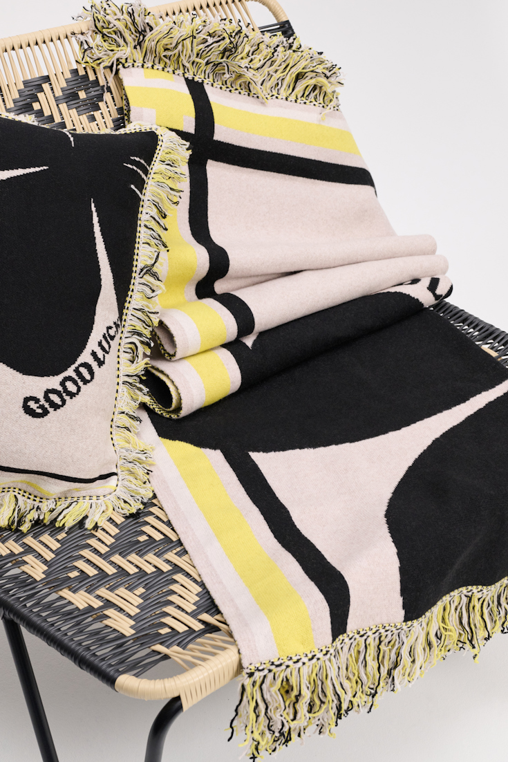 Dorothee Schumacher Wolldecke mit Kleeblatt und GOOD LUCK Motiv beige/black/yellow