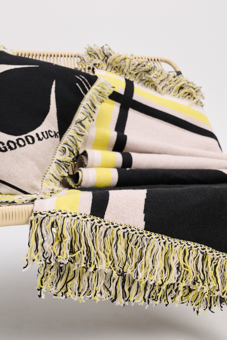 Dorothee Schumacher Wolldecke mit Kleeblatt und GOOD LUCK Motiv beige/black/yellow