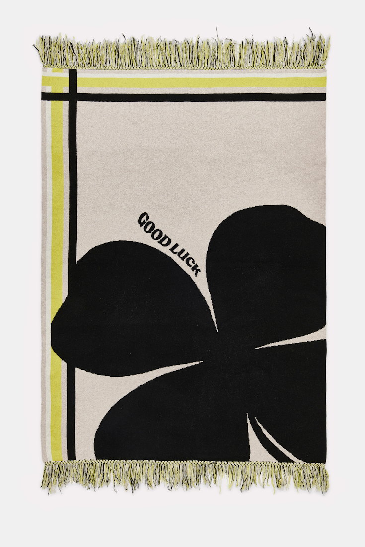 Dorothee Schumacher Wolldecke mit Kleeblatt und GOOD LUCK Motiv beige/black/yellow