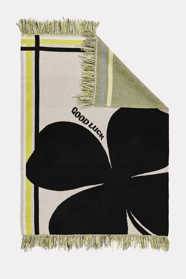 Dorothee Schumacher Wolldecke mit Kleeblatt und GOOD LUCK Motiv beige/black/yellow