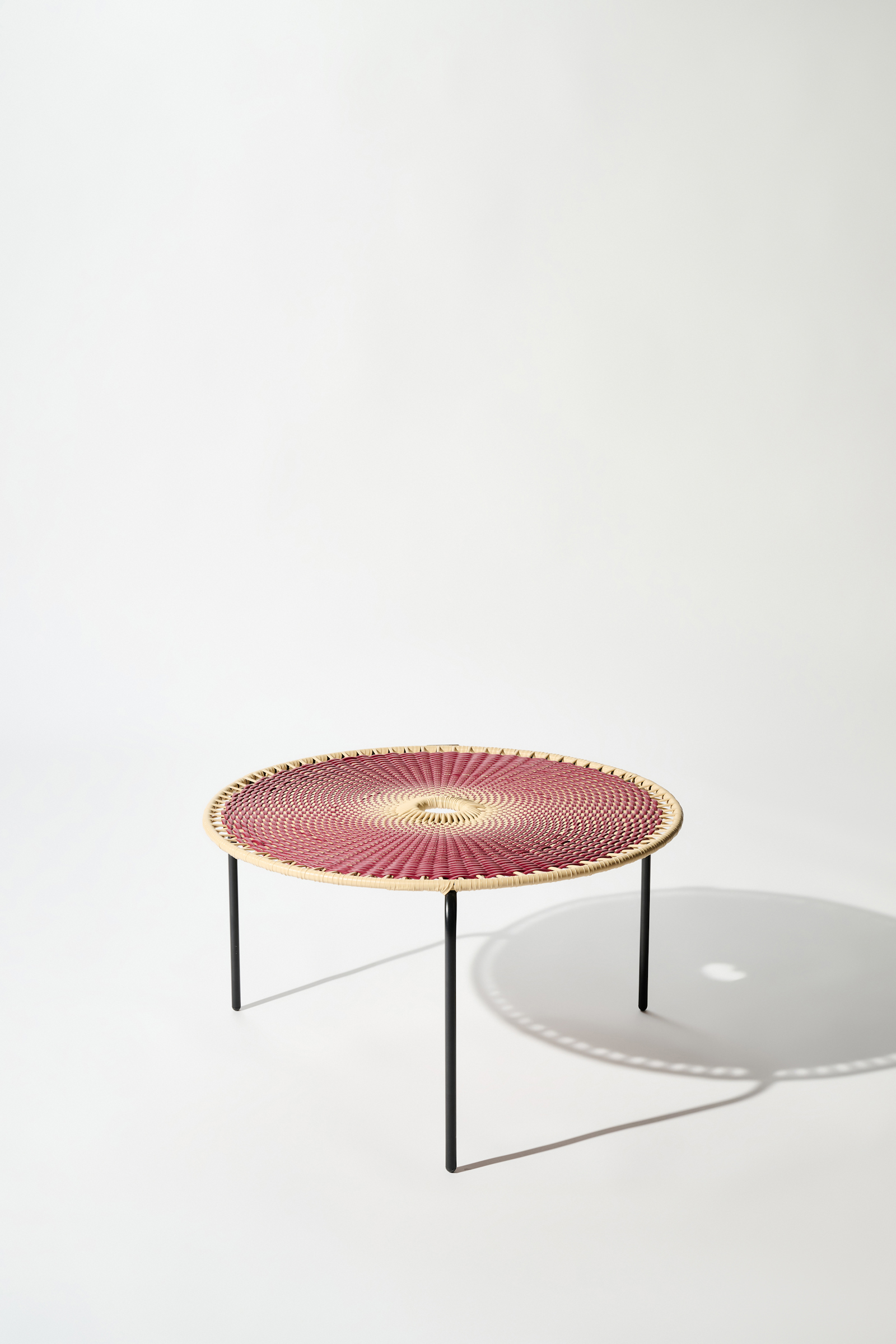 Dorothee Schumacher GROSSER HANDGEFLOCHTENER COFFEE TABLE rojo vino beige mix
