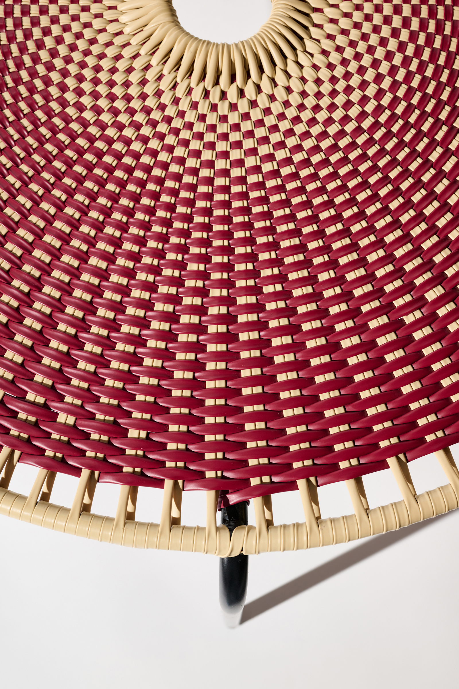 Dorothee Schumacher GROSSER HANDGEFLOCHTENER COFFEE TABLE rojo vino beige mix