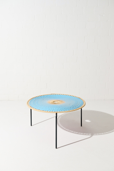 Dorothee Schumacher GROSSER HANDGEFLOCHTENER COFFEE TABLE azul beige mix