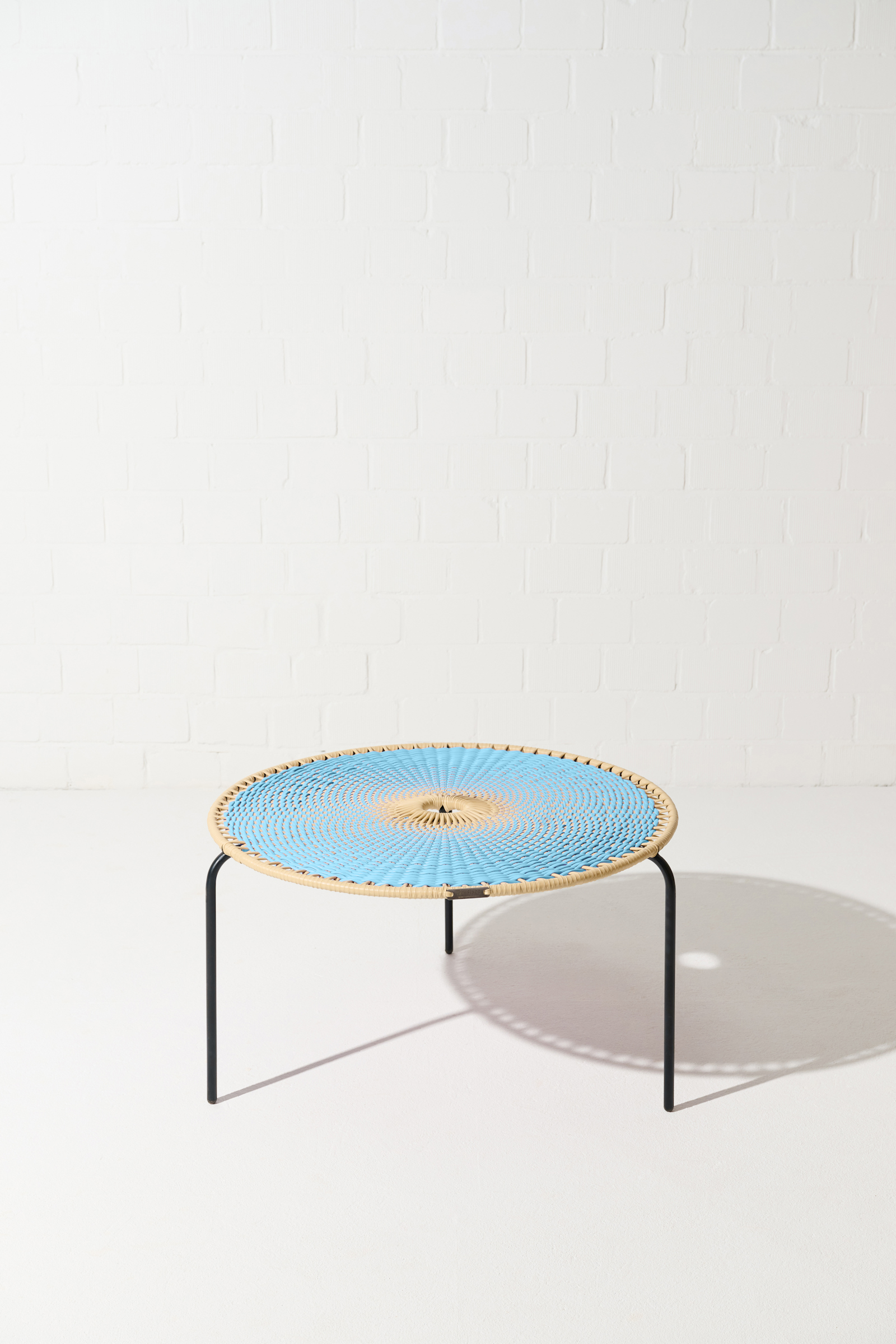 Dorothee Schumacher GROSSER HANDGEFLOCHTENER COFFEE TABLE azul