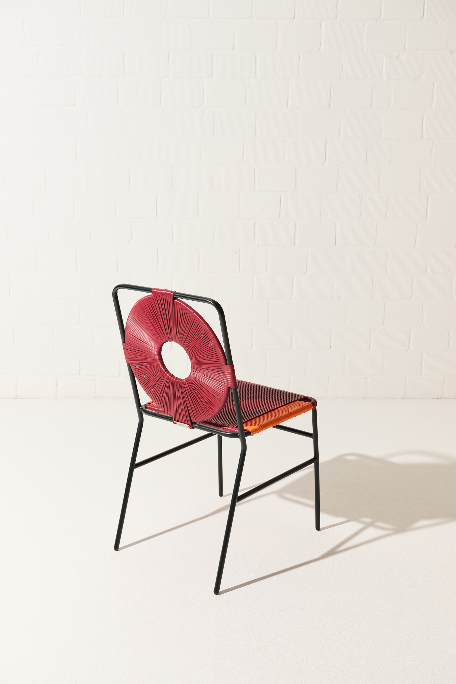 Dorothee Schumacher Set aus vier handgeflochtenen Stühlen mix rojo vino/orange