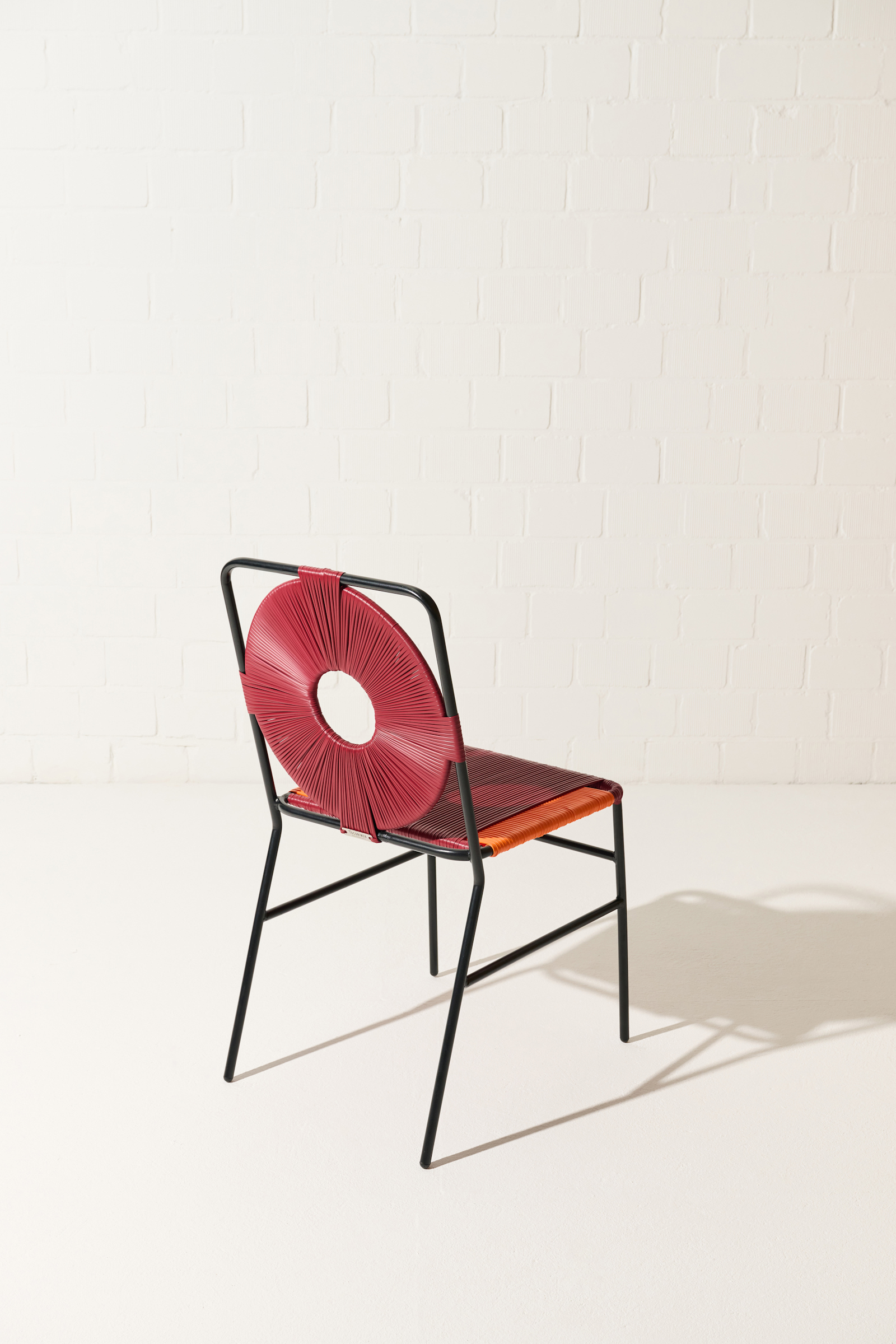 Dorothee Schumacher Set aus vier handgeflochtenen Stühlen rojo vino orange mix