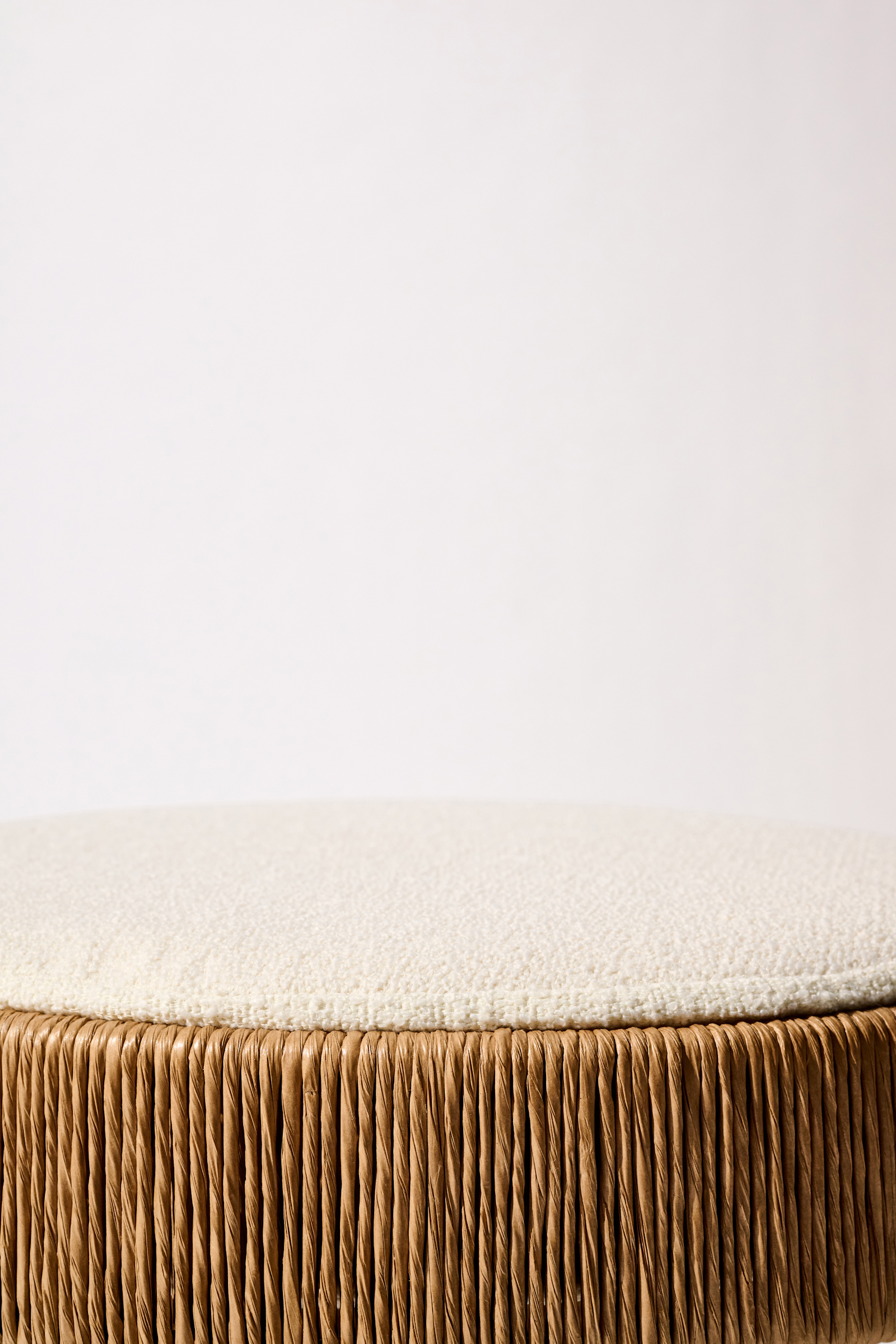 Dorothee Schumacher Handgeflochtener Hocker mit Sitzkissen cordon cienaguero blanco mix