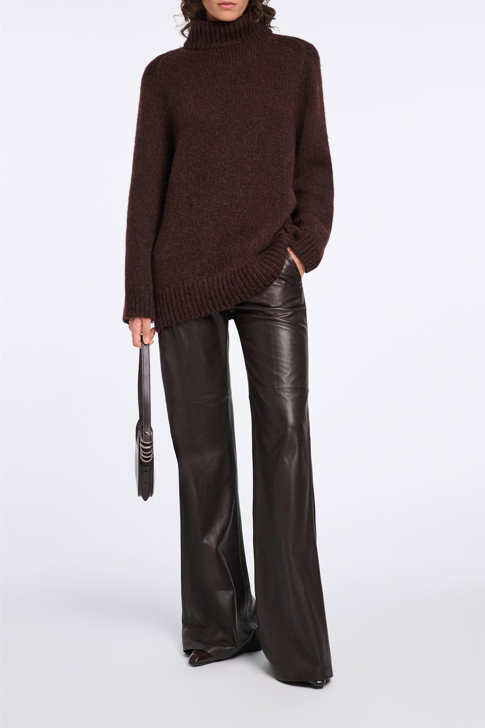 Dorothee Schumacher Half Moon Mini Bag aus weichem Kalbsleder mit D-Rings dark brown/silver
