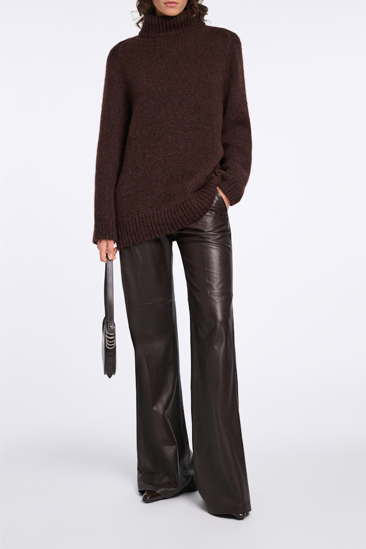 Dorothee Schumacher Half Moon Mini Bag aus weichem Kalbsleder mit D-Rings dark brown/silver