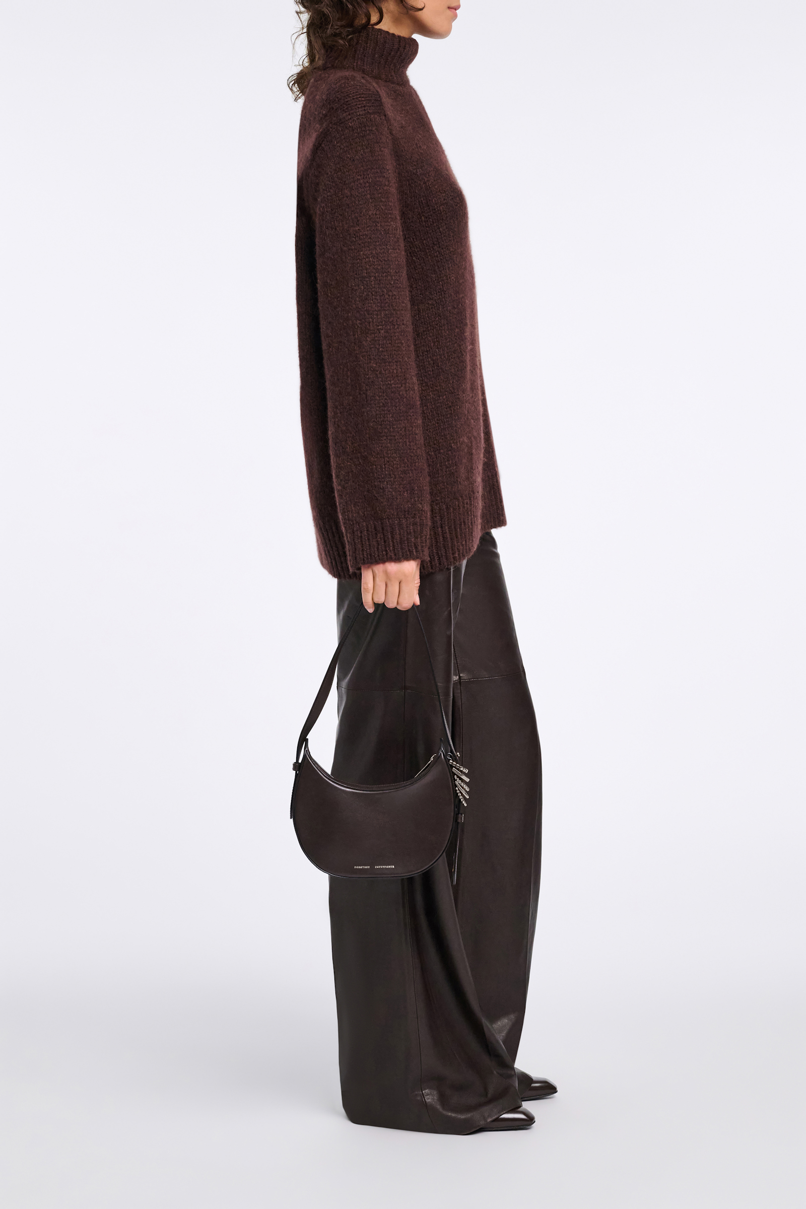 Dorothee Schumacher Half Moon Mini Bag aus weichem Kalbsleder mit D-Rings dark brown/silver