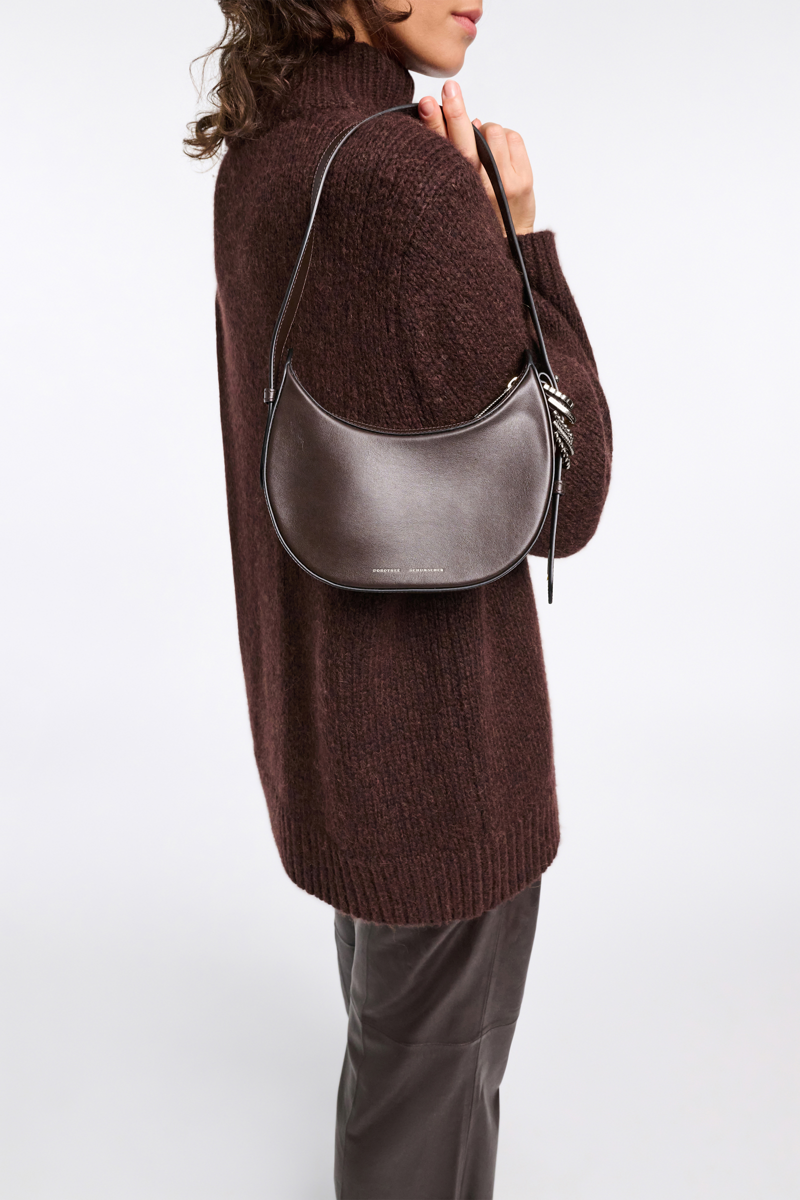 Dorothee Schumacher Half Moon Mini Bag aus weichem Kalbsleder mit D-Rings dark brown/silver