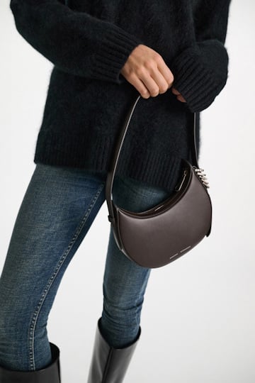 Dorothee Schumacher Half Moon Mini Bag aus weichem Kalbsleder mit D-Rings dark brown/silver