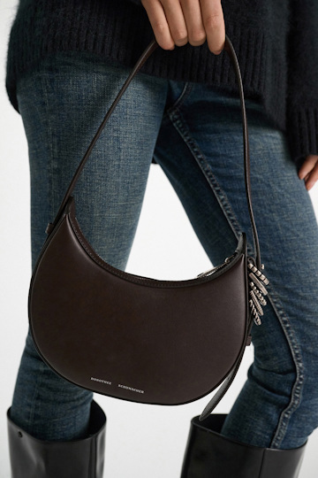 Dorothee Schumacher Half Moon Mini Bag aus weichem Kalbsleder mit D-Rings dark brown/silver