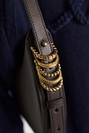 Dorothee Schumacher Half Moon Mini Bag aus weichem Kalbsleder mit D-Rings Dark Chocolate