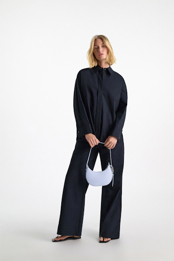 Dorothee Schumacher Half Moon Mini Bag aus weichem Kalbsleder mit D-Rings Baby Blue