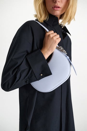 Dorothee Schumacher Half Moon Mini Bag aus weichem Kalbsleder mit D-Rings Baby Blue