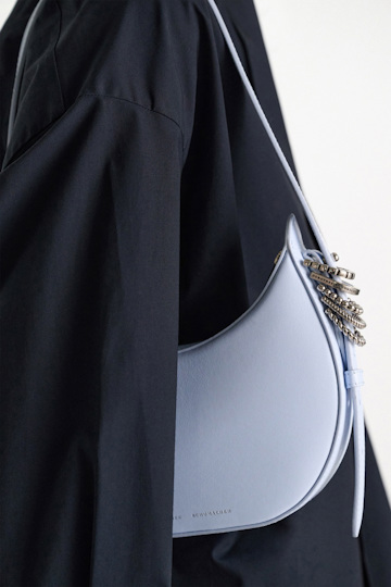 Dorothee Schumacher Half Moon Mini Bag aus weichem Kalbsleder mit D-Rings Baby Blue