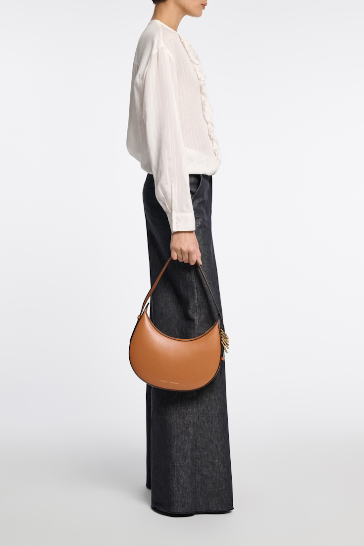 Dorothee Schumacher Half Moon Bag aus weichem Kalbsleder mit D-Rings tan