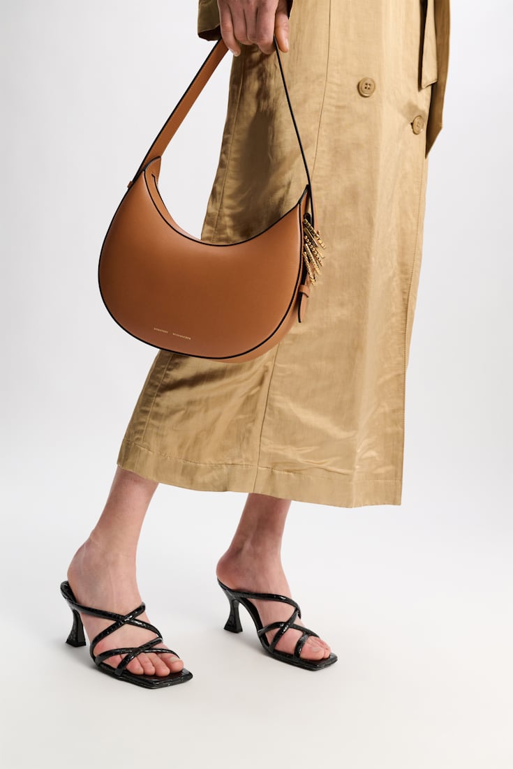 Dorothee Schumacher Half Moon Bag aus weichem Kalbsleder mit D-Rings tan