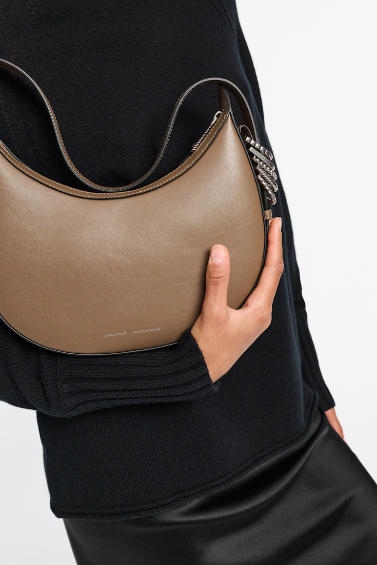 Dorothee Schumacher Half Moon Bag aus weichem Kalbsleder mit D-Rings taupe