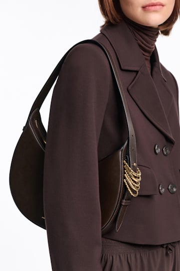 Dorothee Schumacher Half Moon Bag aus weichem Kalbsleder mit D-Rings Dark Chocolate