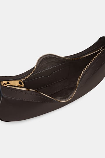 Dorothee Schumacher Half Moon Bag aus weichem Kalbsleder mit D-Rings Dark Chocolate