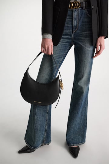 Dorothee Schumacher Half Moon Bag aus weichem Kalbsleder mit D-Rings black