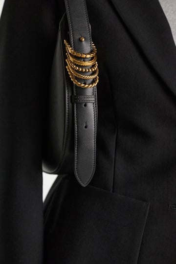 Dorothee Schumacher Half Moon Bag aus weichem Kalbsleder mit D-Rings black