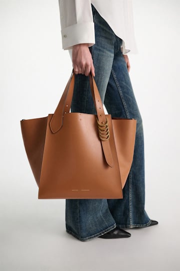 Dorothee Schumacher Tote aus weichem Kalbsleder mit D-Rings tan