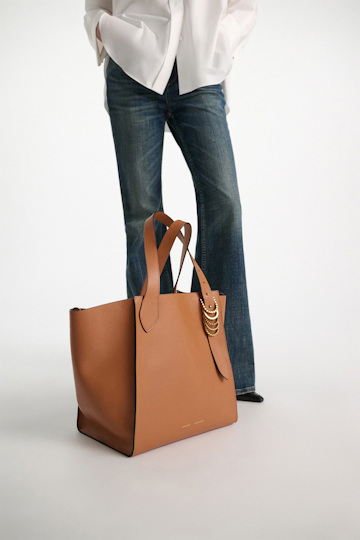 Dorothee Schumacher Tote aus weichem Kalbsleder mit D-Rings tan