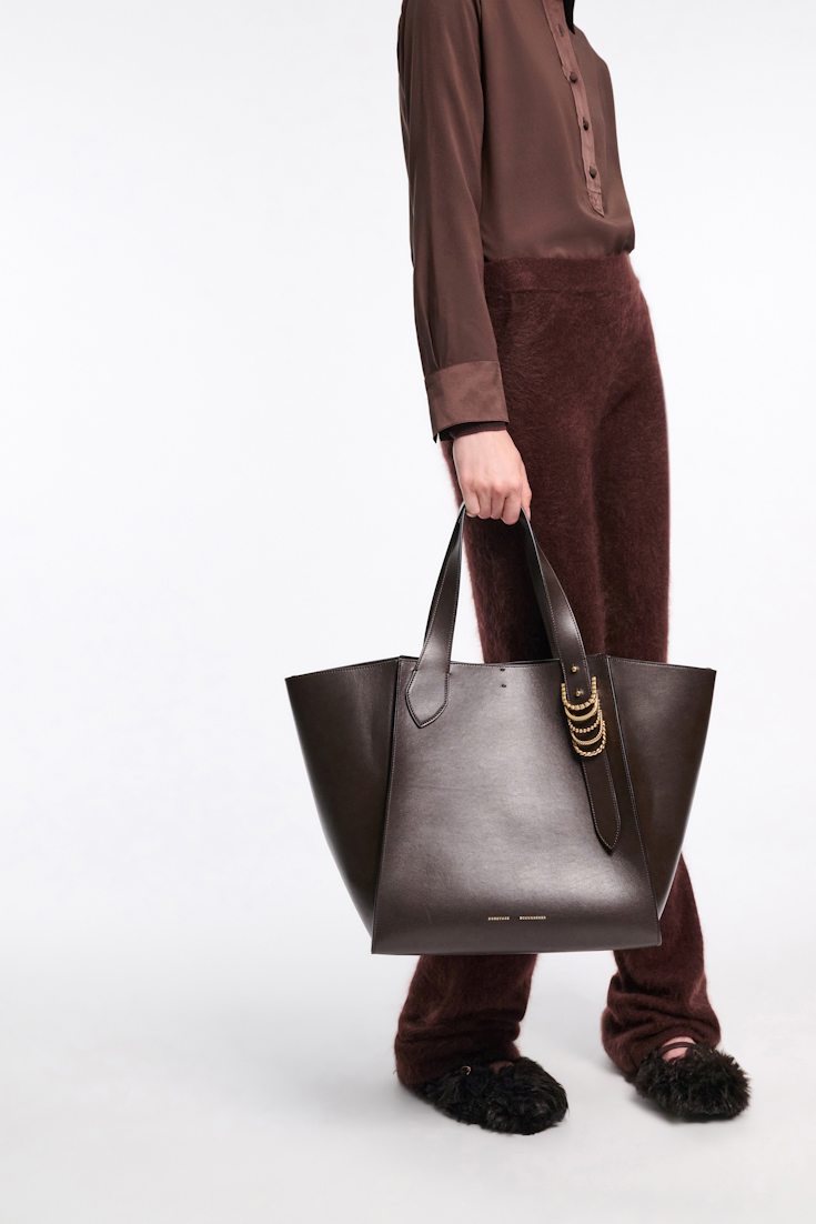 Dorothee Schumacher Tote Bag in soft calf leather with D-ring hardware Dark Chocolate