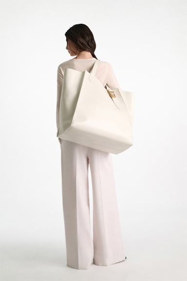 Dorothee Schumacher XL-Tote aus weichem Kalbsleder mit D-Rings off white